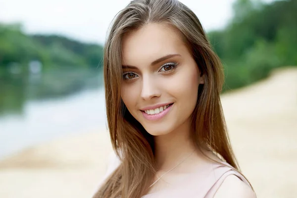 Piękny Ładny Uśmiech Kobieta Zewnątrz Portret — Zdjęcie stockowe