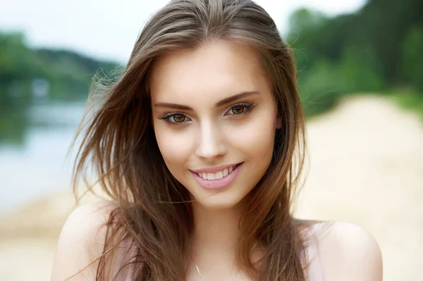 Hermosa Linda Mujer Sonriente Retrato Aire Libre — Foto de Stock