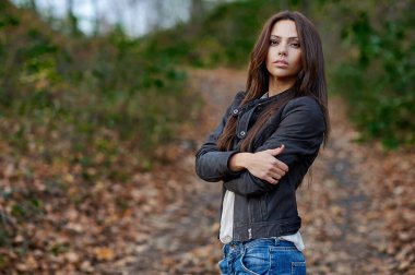 Baştan çıkarıcı esmer kadın açık hava portresi