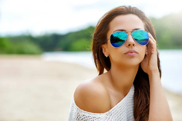Closeup Moda Bela Mulher Retrato Vestindo Óculos Sol — Fotografia de Stock