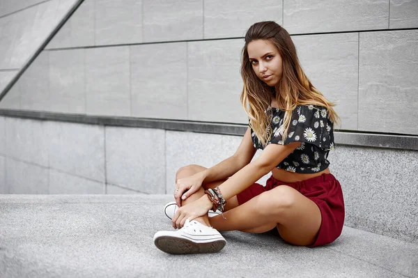 Stijlvolle Mooie Vrouw Outdoor Straatportret — Stockfoto