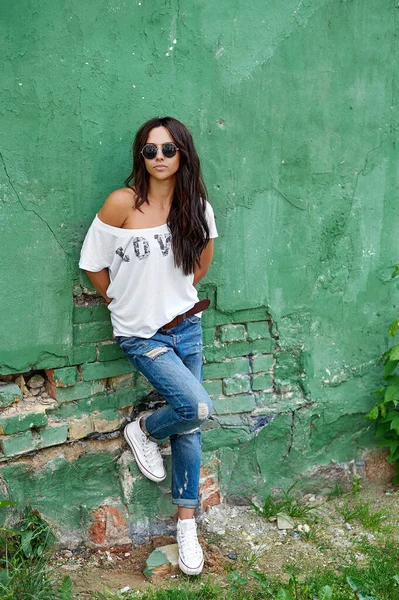 Outdoor Street Fashion Portrait Stylish Beautiful Woman Posing Blue Jeans — Stock Photo, Image