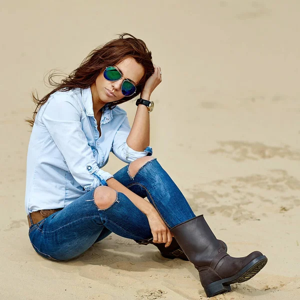 Retrato Moda Aire Libre Mujer Con Estilo Jeans Gafas Sol — Foto de Stock