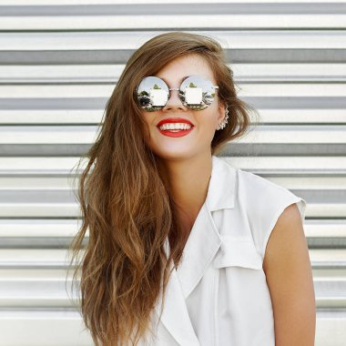 Güneş gözlüklü şık kız.