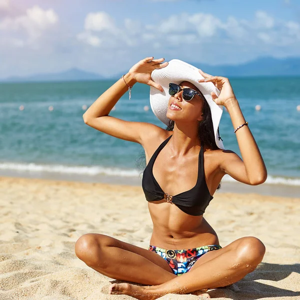 Mujer Con Sombrero Gafas Sol Relajándose Una Playa Verano — Foto de Stock