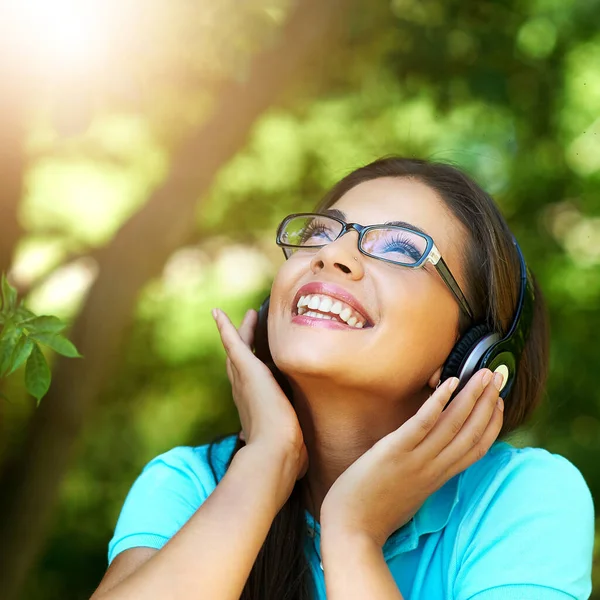 Mujer Sonriente Con Auriculares Retrato Cerca —  Fotos de Stock