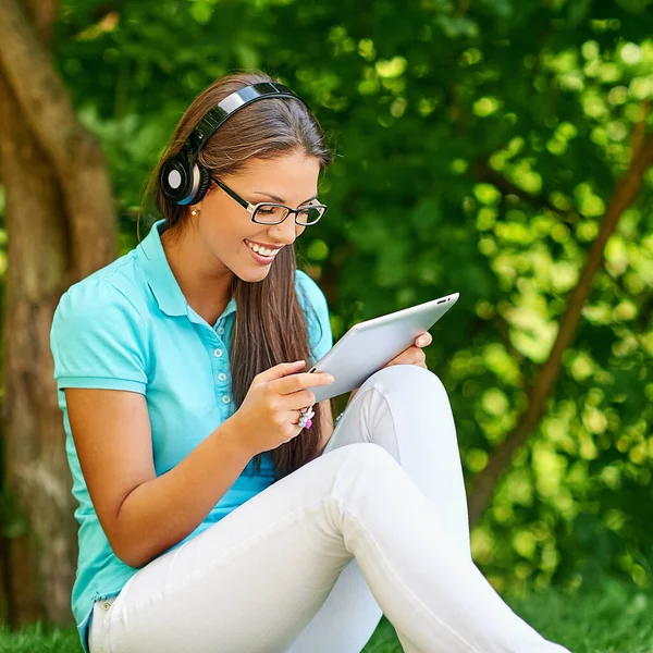 Красива Студентка Гаджетом Слухає Музику Літньому Парку Ліцензійні Стокові Фото