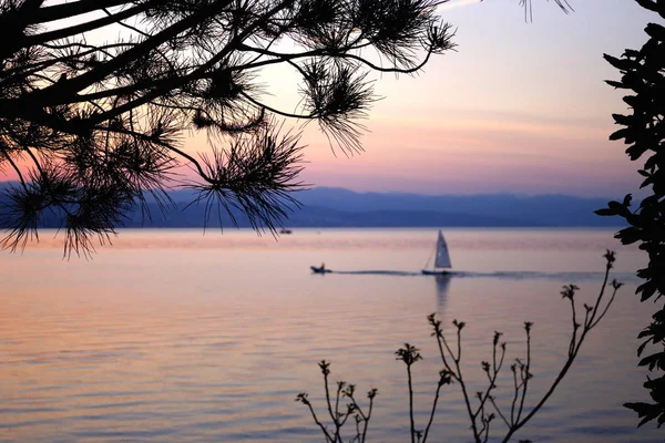 Adriyatik Denizi üzerinde şafak tekne