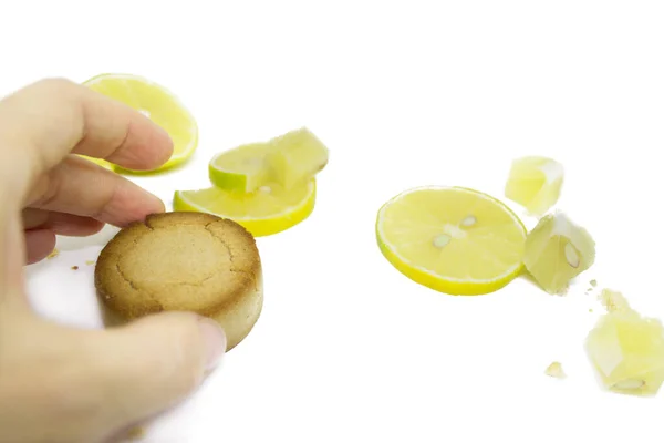 Geçmişi. Mantecado, beyaz izole bir arka planda polvoron. Limonlu kurabiye, limon