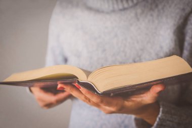 Kitap okuyan bir kadın.