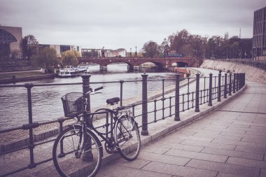 Eski bisiklet üzerinde bir çit Berlin bir Nehri boyunca propped