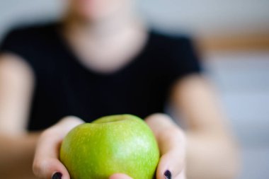 Sağlıklı bir yeşil elma holding kızlar eller