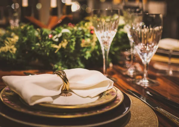 Table servie pour le dîner de Noël, vue rapprochée . — Photo