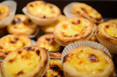 Portekizce tart yumurta. Pastel de nata veya pasteis de nata adı verilen geleneksel Portekiz tatlı.