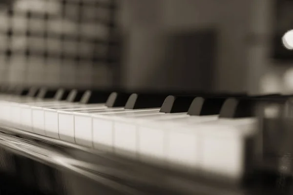 Foco selectivo del fondo del teclado del piano. Piano de cerca, aplausos para piano . — Foto de Stock