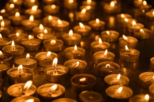 Muitas velas acesas. Conceito de fé e tranquilidade . — Fotografia de Stock