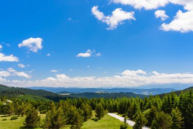 Dağlar ve gökyüzü güzel bulutlar-seyahat ve doğal arka plan ile şaşırtıcı panorama manzara.