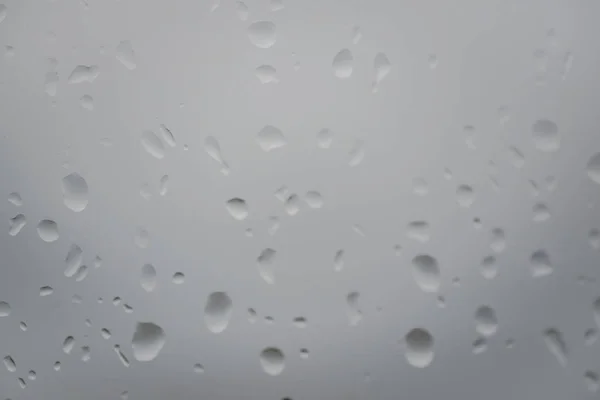 Gotas de agua en la ventana. Día lluvioso . —  Fotos de Stock