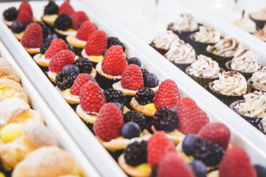 Pastane taze meyve ile tepesinde hamur işleri ile vitrin, yakın çekim.