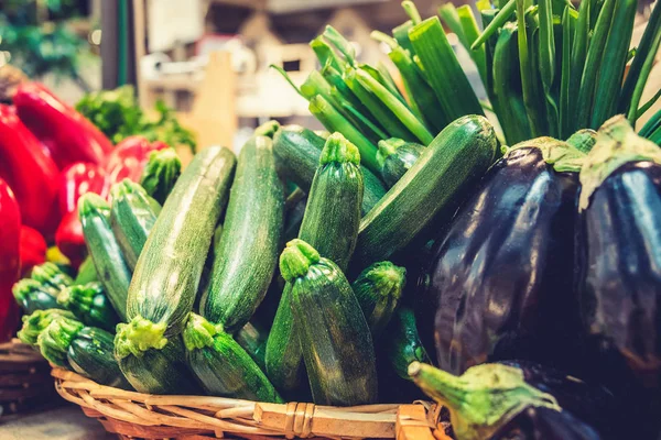 Close up de vegetais orgânicos frescos no mercado agrícola local. Legumes puros, orgânicos e vitamínicos para a desintoxicação da primavera . — Fotografia de Stock
