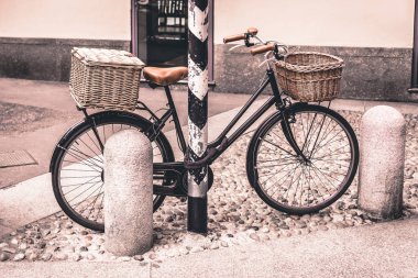 Sağlıklı taşıma kavramı. İtalya, Milan eski ahşap sepeti kafe yakınındaki Vintage Bisiklet yaptı. Açık atış.