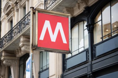 Güzel bir eski bina fon geleneksel metro işareti. İtalyan cityscape.