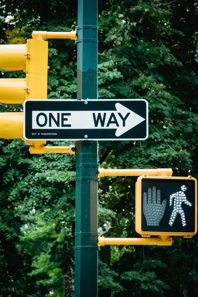 Silniční značka New York City One Way s dopravní křižovatkou na Manhattanu. Fotografie městského životního stylu. — Stock fotografie