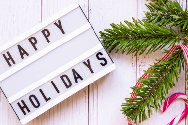 Mutlu tatiller ve Noel 'in yemyeşil dalları ve kırsal arka planda şeker kamışı. Noel, kış, yeni yıl konsepti. Düz yatış, üst görünüm.