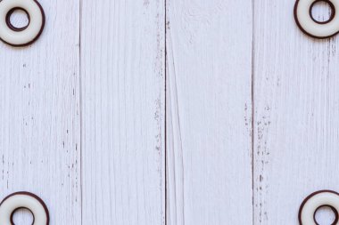 Beyaz ahşap arka planda çeşitli tatlılar. Üst görünüm, tebrikleriniz için alanı kopyalayın.