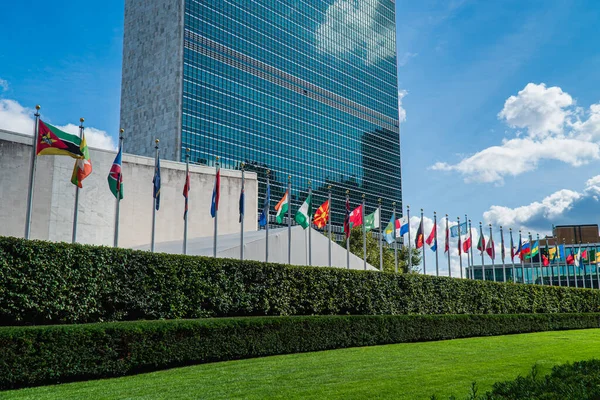 Σημαίες μπροστά από την έδρα του ΟΗΕ στη Νέα Υόρκη. Εικόνα Αρχείου
