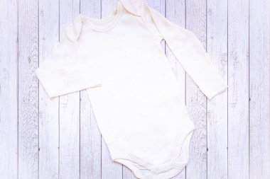 Yeni doğmuş beyaz, boş, Unisex bebek stili, oyuncak ayılı vücut giysisi. Düz Yatay Model.