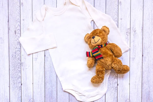 Новорожденный Белый Бланк Однополого Детского Стиля костюм с игрушкой плюшевого медведя. Плоский макет Лай . — стоковое фото