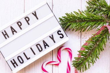 Mutlu tatiller ve Noel 'in yemyeşil dalları ve kırsal arka planda şeker kamışı. Noel, kış, yeni yıl konsepti. Düz yatış, üst görünüm.