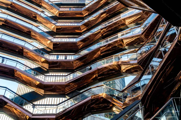 ニューヨーク、ニューヨーク、アメリカ- 16.09.2019:船内からの詳細もハドソンヤード階段として知られています。,ミッドタウンマンハッタンの夕暮れ時に建築家トーマス・ヘザウィックによって設計されました。 ストック画像