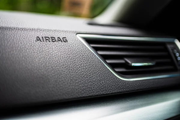 3-D Gravado Airbag Symbol Lettering Bottom Frame Esquerda em Grainy Textured Black Dashboard com sistema de ar condicionado. Detalhes interiores . — Fotografia de Stock