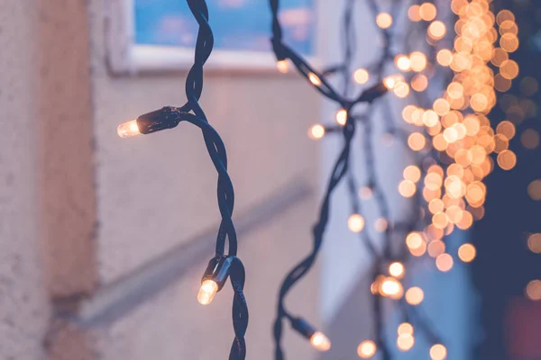 Noite luzes de rua da cidade na época do Natal. Bokeh fundo . — Fotografia de Stock