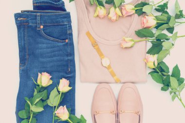 Kadınların düz yatışı şık nötr kıyafet ve beyaz arka planda güller. Moda kıyafet kolajı. Asgari ve güzel blog kavramı.