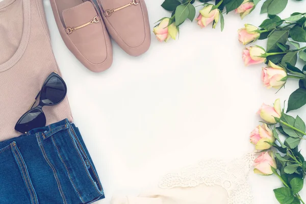 Flatlay de ropa neutra elegante de las mujeres y rosas en tocino blanco. Ropa de moda collage. Concepto de blog mínimo y belleza . — Foto de Stock