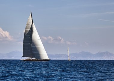 Eski büyük yelkenli yat deniz