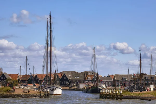 Большой парусник в гавани Маркен, Голландия — стоковое фото