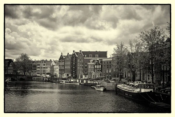 Каналы Амстердама. Амстердам столица и самый населенный — стоковое фото