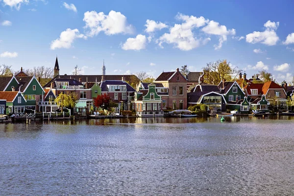 Голландский сельский пейзаж с реки — стоковое фото
