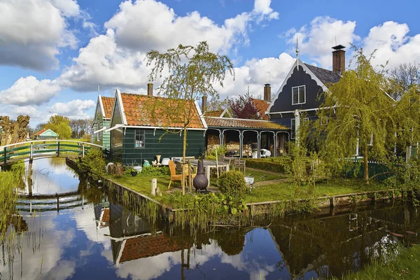 Голландская деревня Заанстад весной солнечного дня. Нидерланды, Европа . — стоковое фото