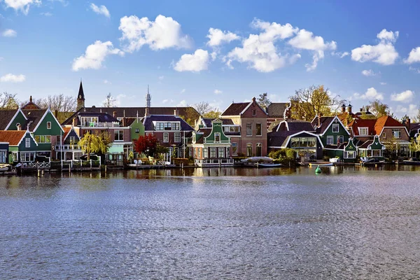 Holländische ländliche Landschaft vom Fluss aus Stockfoto