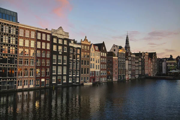 Амстердамские посредственные резиденции на воде на красивых — стоковое фото