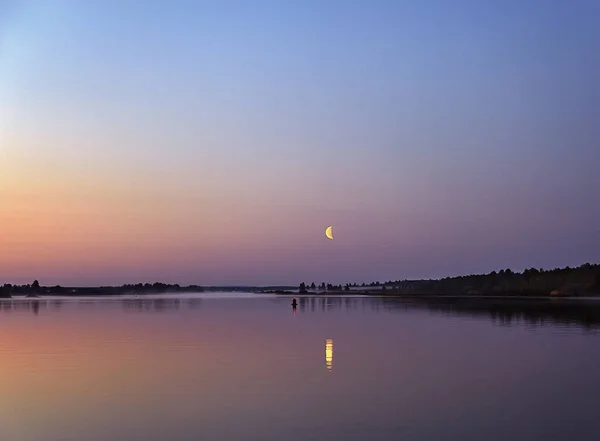 Reflection of the Moon in water at  pink sunrise — Stock Photo, Image