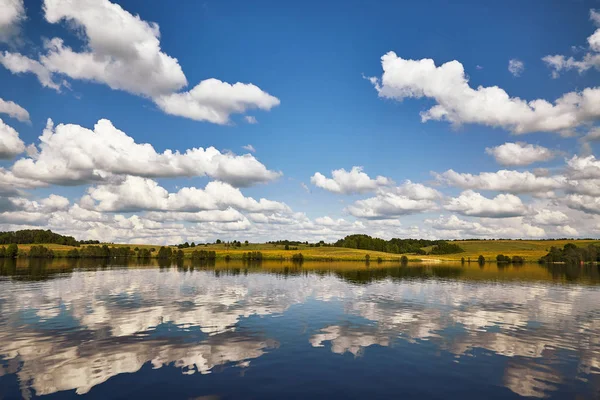 Paysage du lac dans la journée d'été avec le reflet des nuages dans le w — Photo