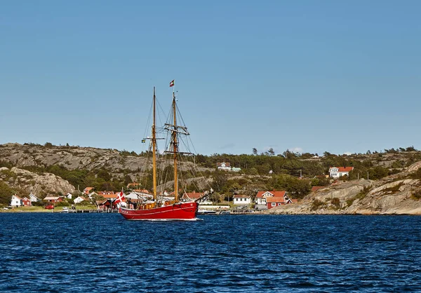 Schönes altes Segelboot unter dänischer Flagge an einem sonnigen Tag Stockbild