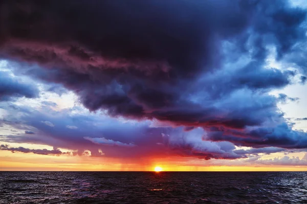 Fantastische stormachtige zonsondergang op de Oostzee Rechtenvrije Stockfoto's