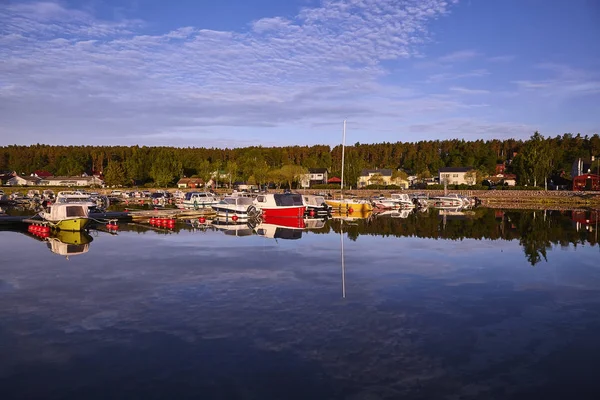 Reflectie van jachten in de baai in kalm water vroeg in de morni Stockfoto